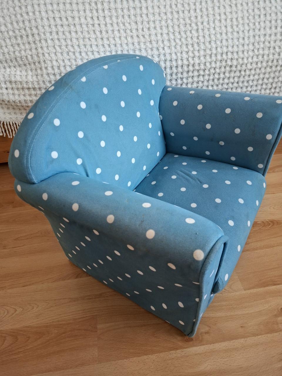 Blauwe kinderfauteuil met witte stippen