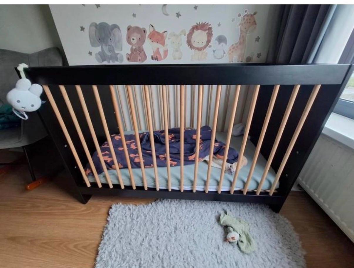 Complete babykamer (commode, kast, ledikant 60x120cm, plankje)