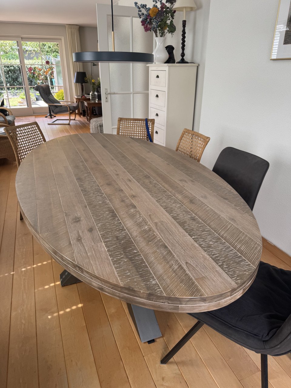 Eettafel 230 x 115 cm. ovaal