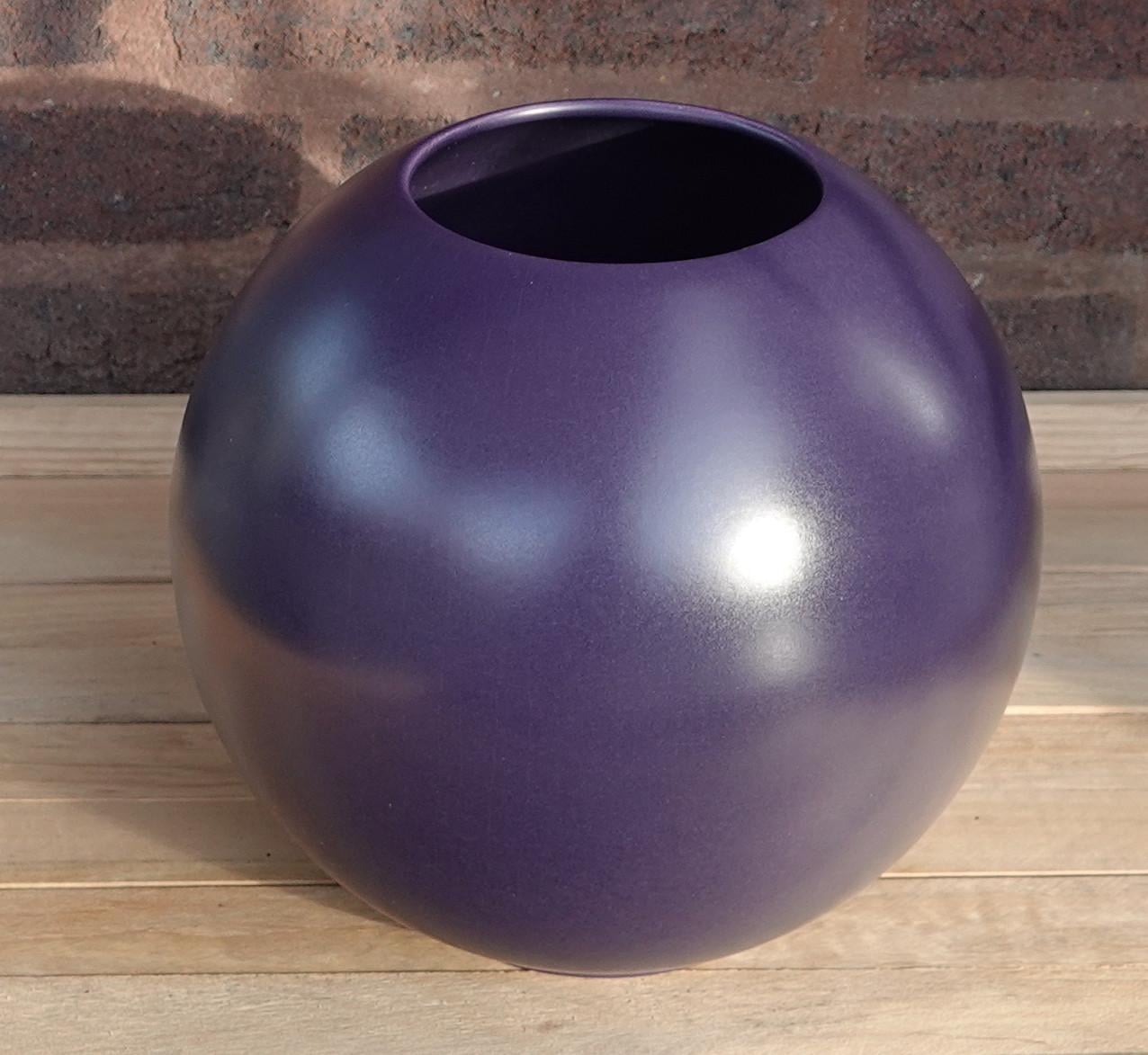 Gave paarse grote vaas in bolvorm 21 cm z.g.a.n.