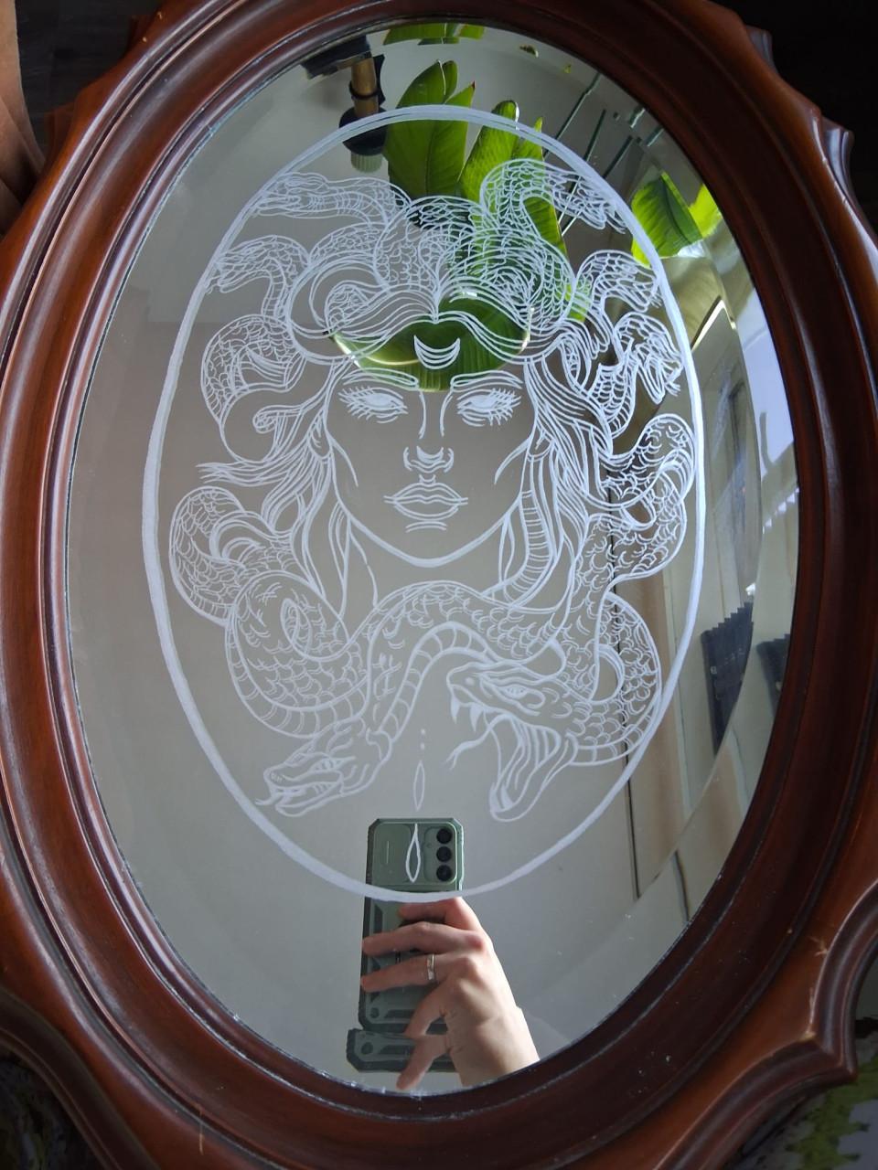 Uniek graveerwerk op maat op spiegels, glas en meer