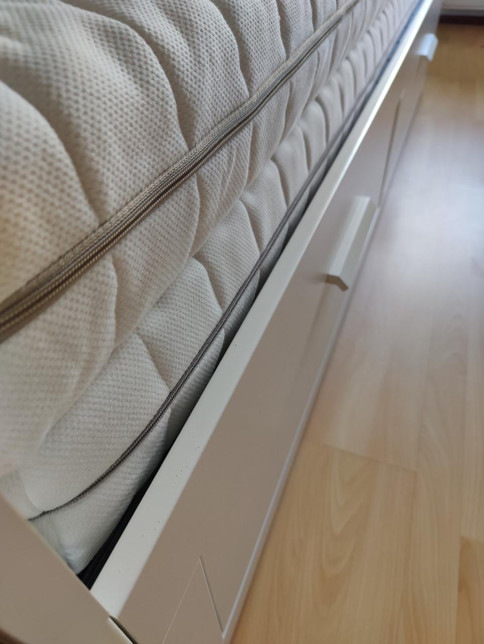 Logeer bed uitschuifbaar één of tweepersoons - IKEA bedbank + 2 matrassen