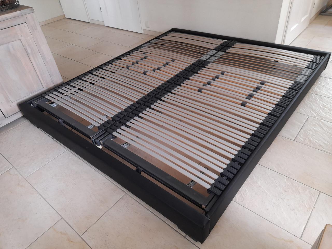 Zwart 180 x 200 bed met verstelbare lattenbodems (in goede nette staat)