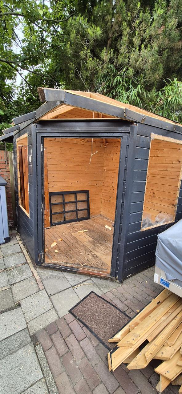 Gratis aangeboden sloophout van tuinhuis