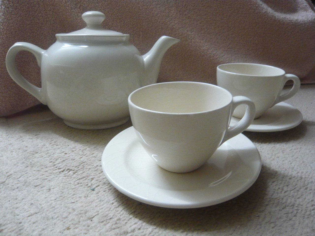 Doos servies, kop en schotels crème.
