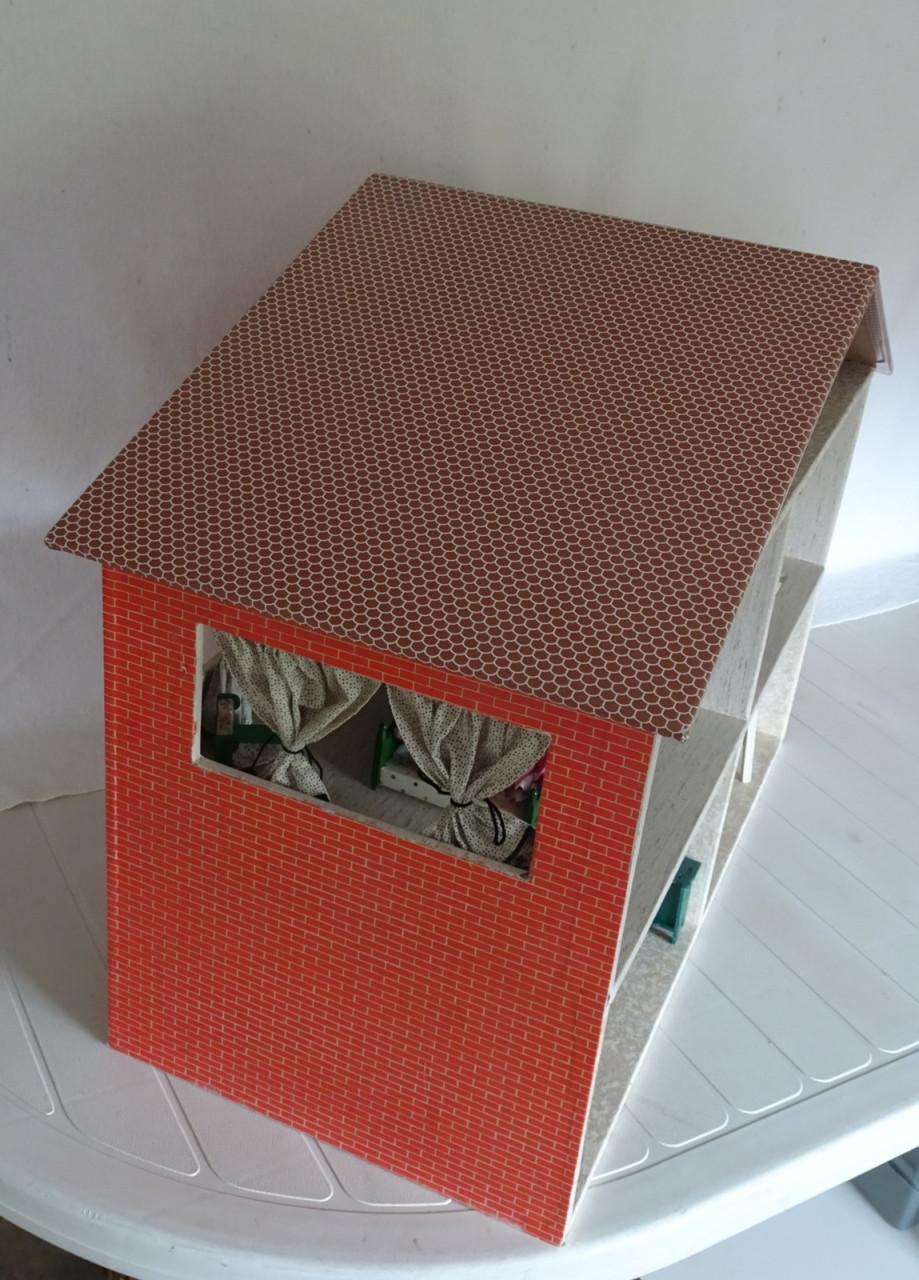 Poppenhuis met inrichting