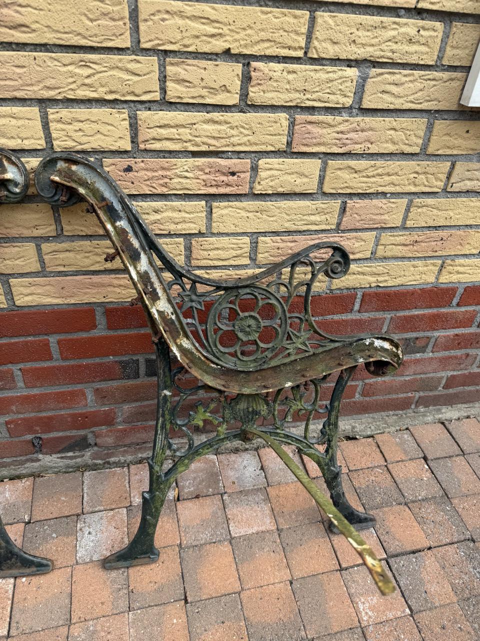 Gietijzeren zijkant bankje