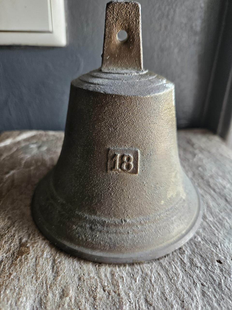 Antieke zware bronzen scheepsbel met '18' Markering