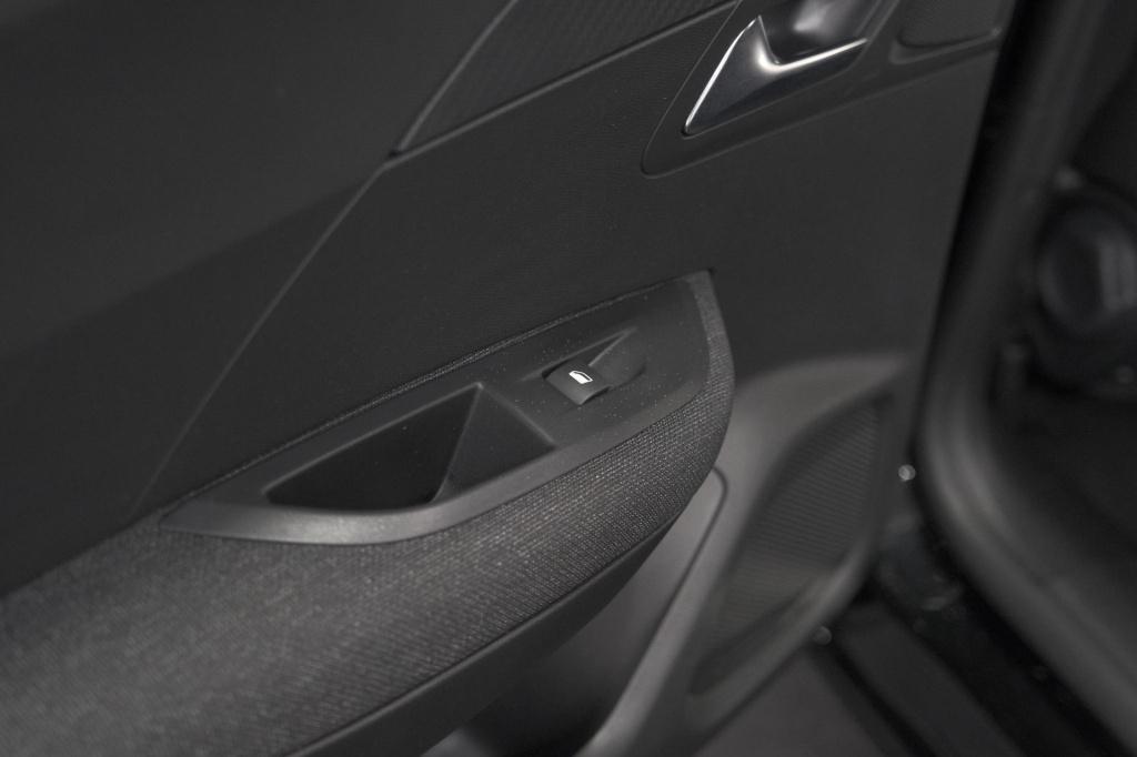 Peugeot 2008 1.2 hybrid 136 style | apple carplay | parkeersensoren | clima