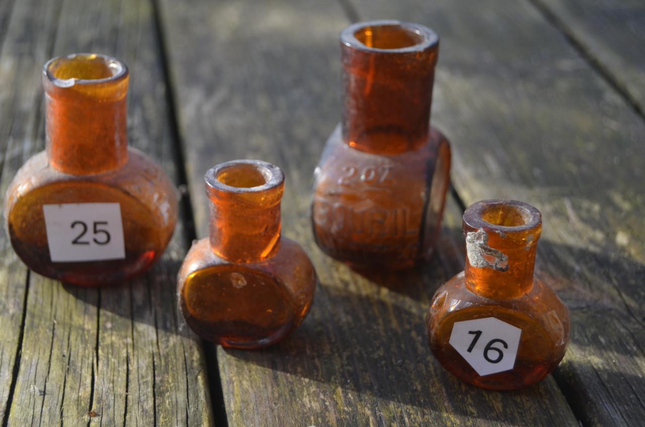 4 Bovril potjes bodemvondsten 1900 glas