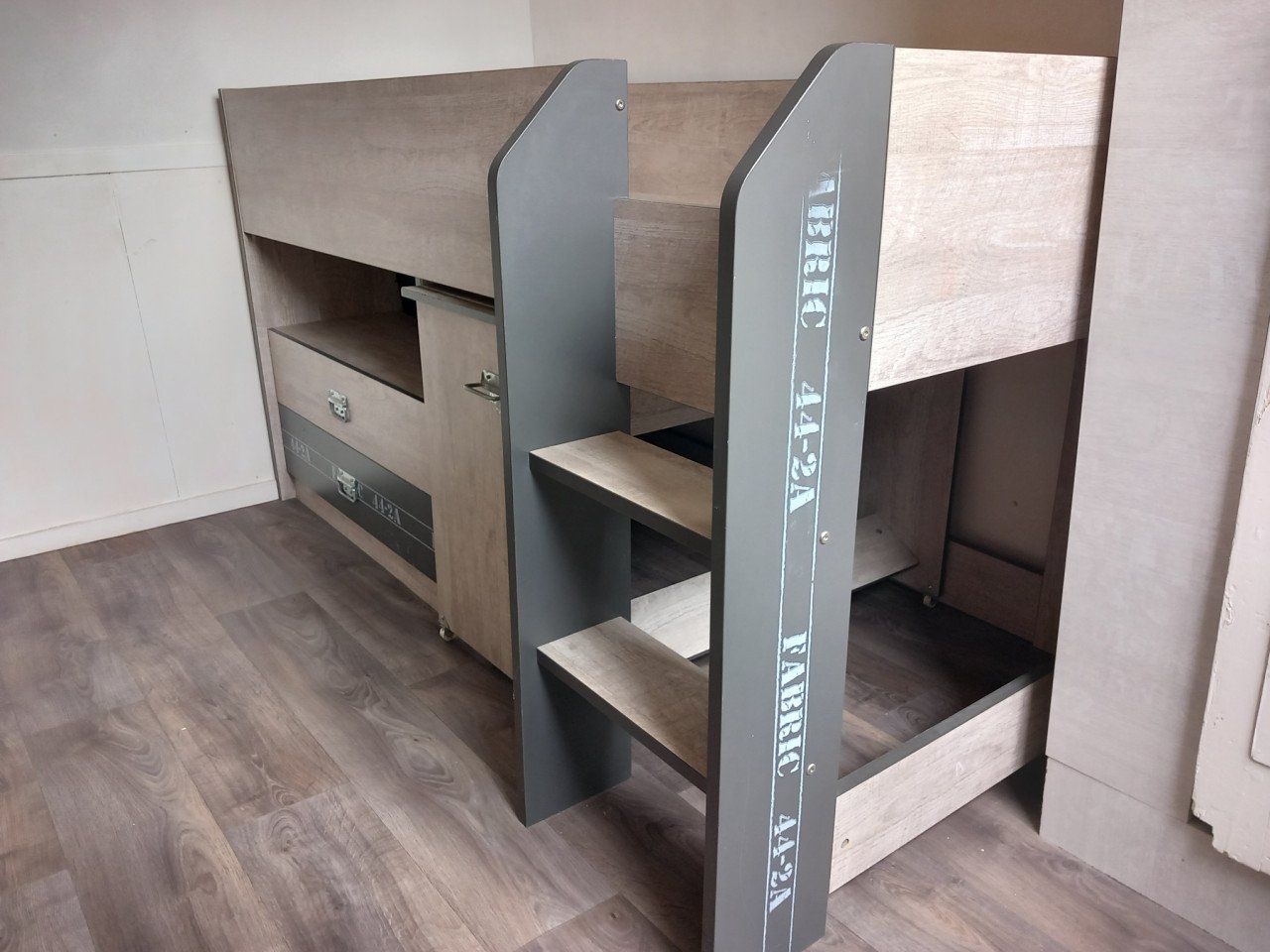 Half-hoogslaper met buro
