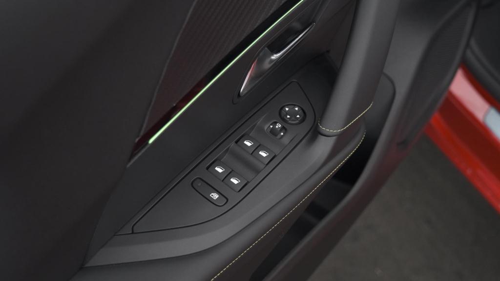 Peugeot 2008 puretech 130 gt | camera | dodehoekdetectie | navigatie | park