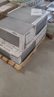 3030-318 ca 28 m² grijze betonlook tegels, 30x60 cm, van € 55,10 voor