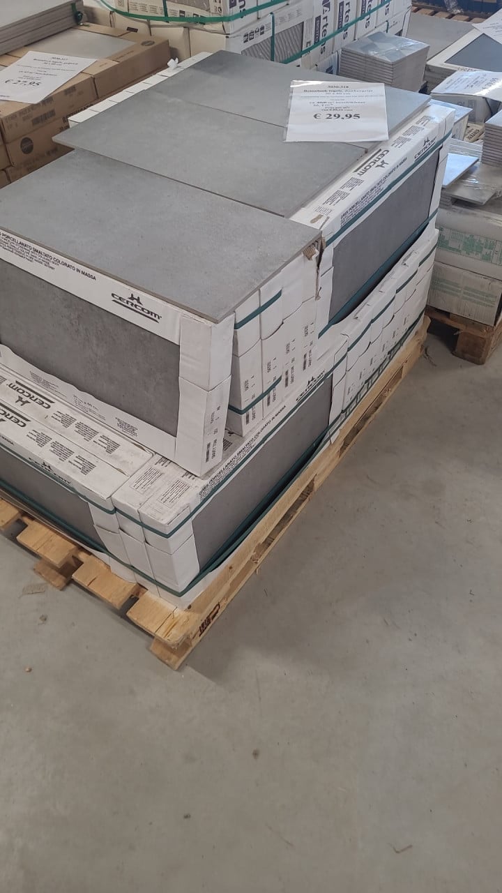 3030-318 ca 28 m² grijze betonlook tegels, 30x60 cm, van € 55,10 voor