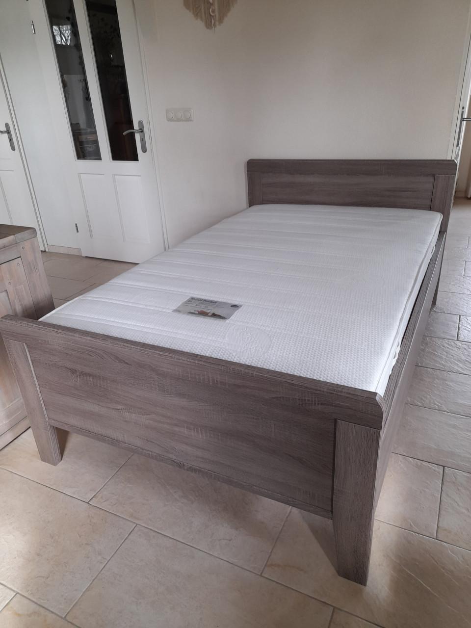 Z.g.a.n. Bed 120x200 met kwaliteits matras 120x200x22 (in nieuwstaat)