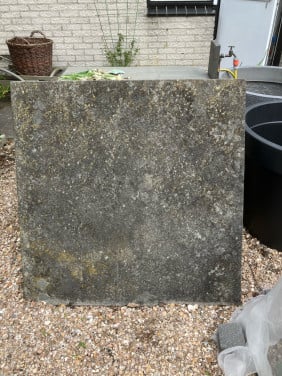 Blauwe hardstenen plaat. L*B*H 105*105*7 cm.