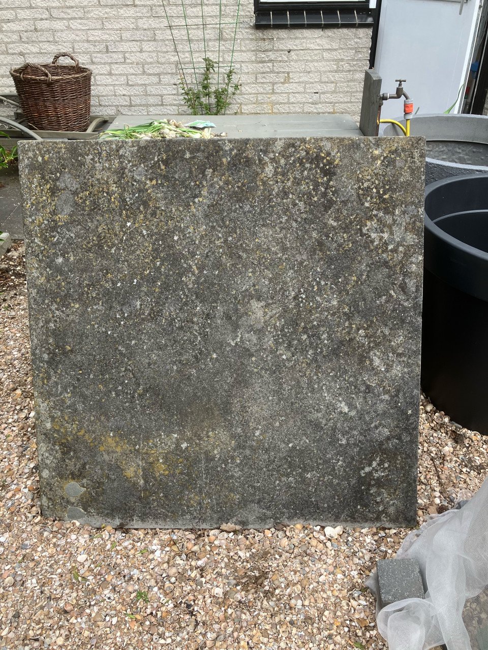 Blauwe hardstenen plaat. L*B*H 105*105*7 cm.