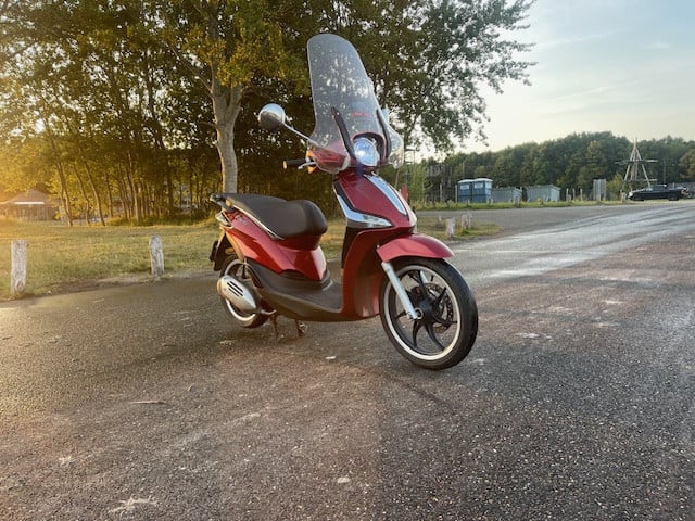 Piaggio Liberty 50 I-Get | 2017 | Bordeauxrood | Windscherm