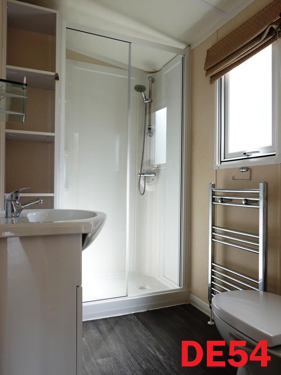 Keurig chalet met 2 slk, dubbel glas en centrale verwarming te koop!