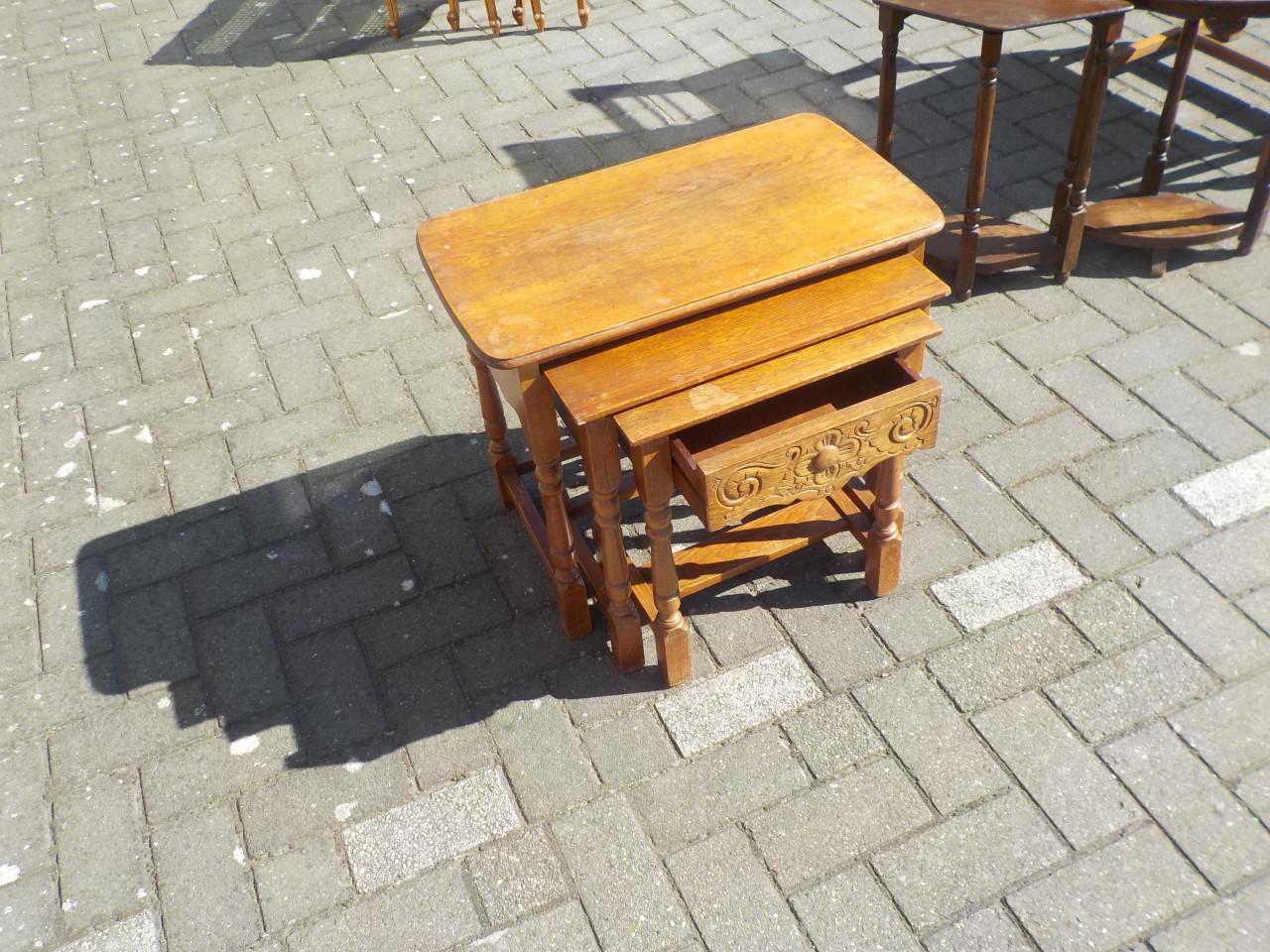 3 bijzettafeljes  waarvan 1 met lade in goede tot zeer goede staat