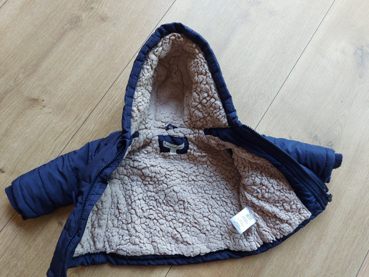 Leuke donkerblauwe jongens winterjas (maat 74 / 80)
