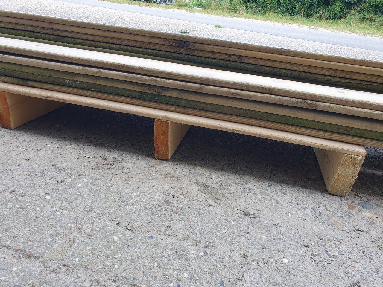 25 planken geïmpregneerd hout van 3 meter lengte.