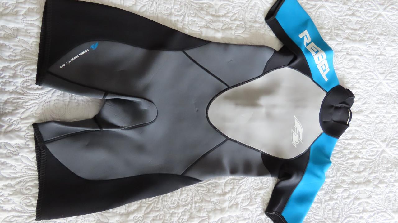 Wetsuits twee stuks èèn dames  maat 42 en èèn heren 48/50 per stuk €10