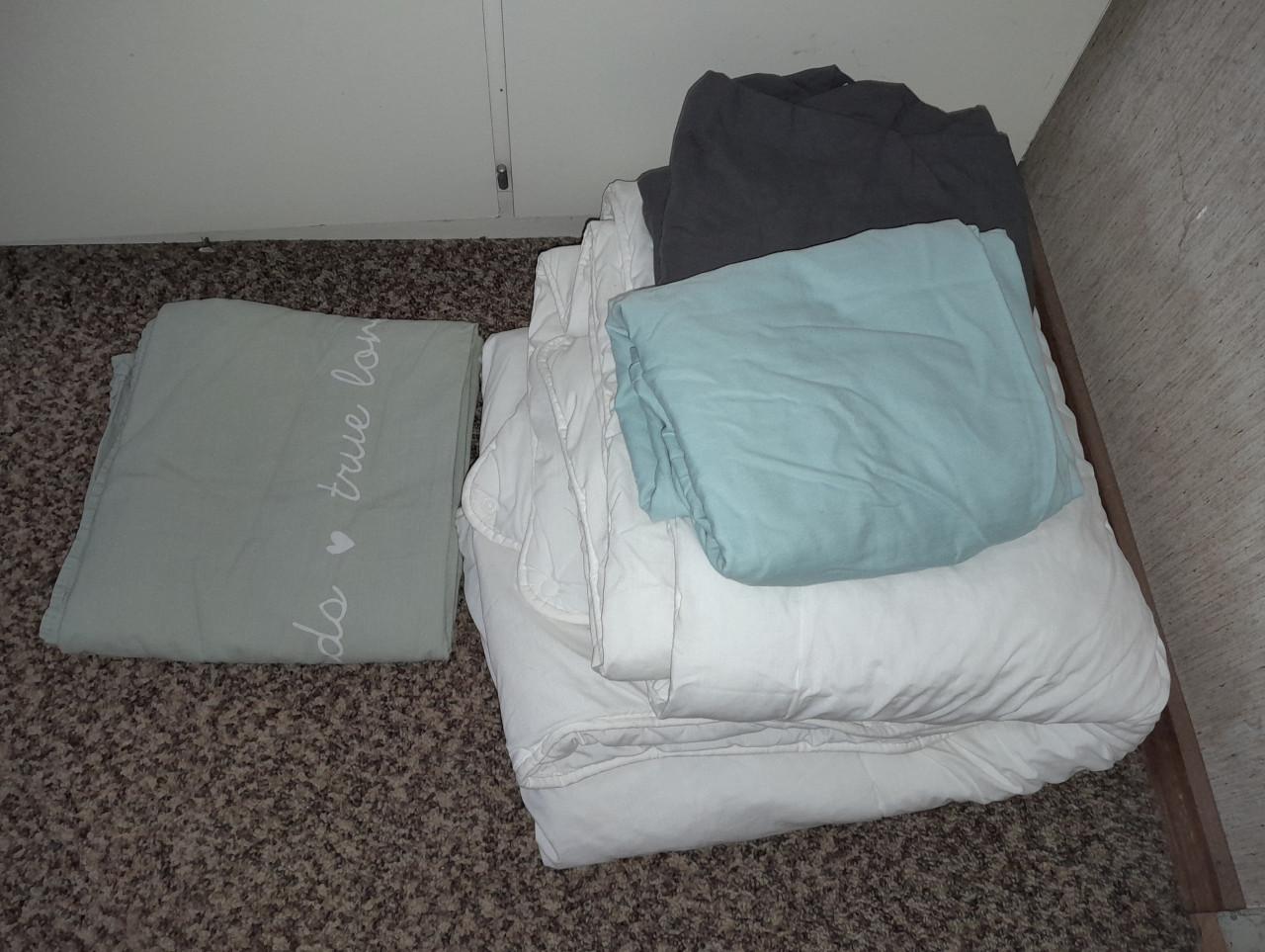 1 pers dekbed+toebehoren + hoofdkussen