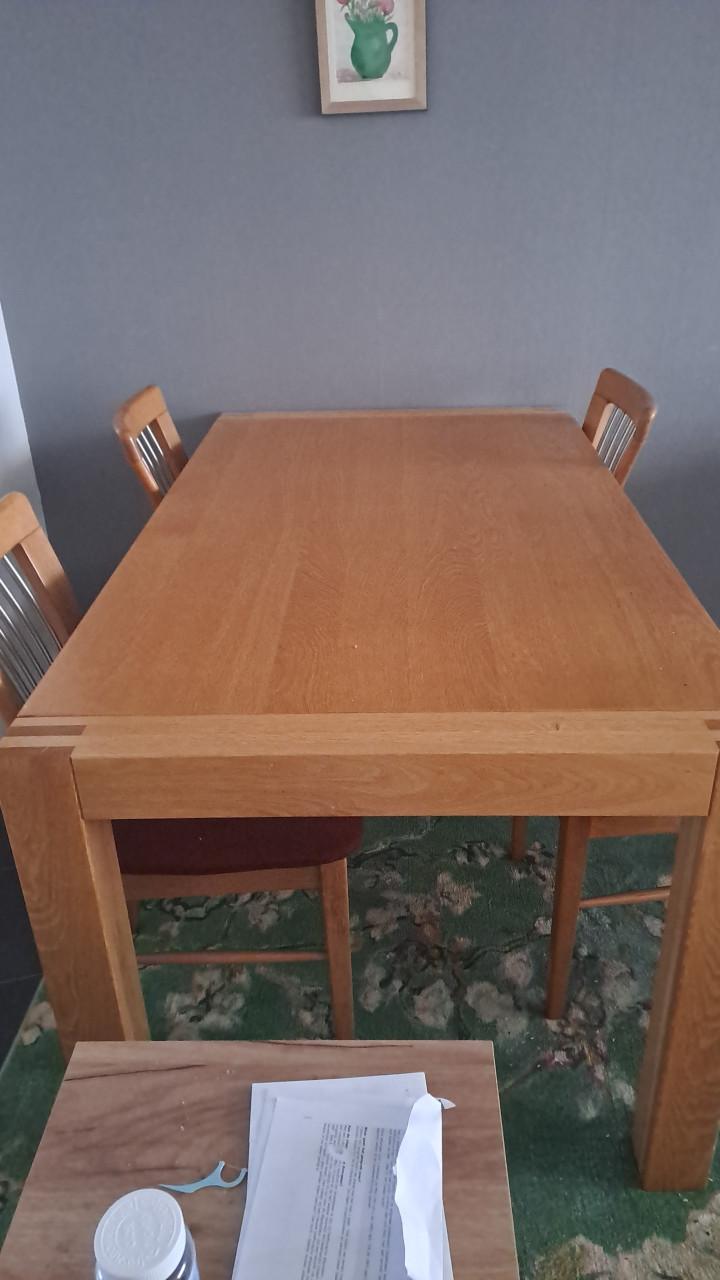 Eet tafel met 4 stoelen en 1persoons bed