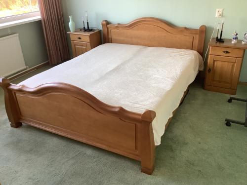 Twee persoonsbed en hang-leg kast