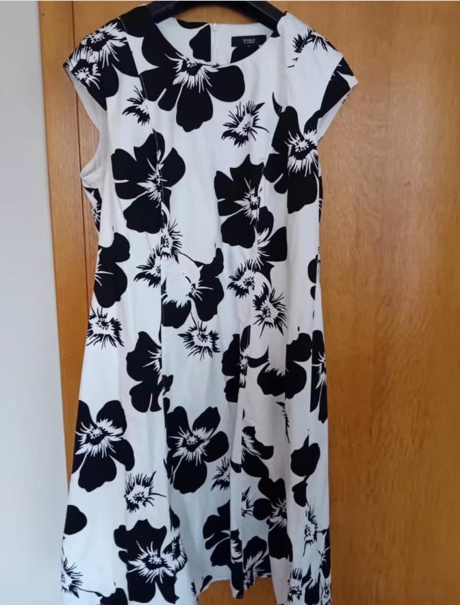 Zwart-witte jurk met bloemenprint, maat 42