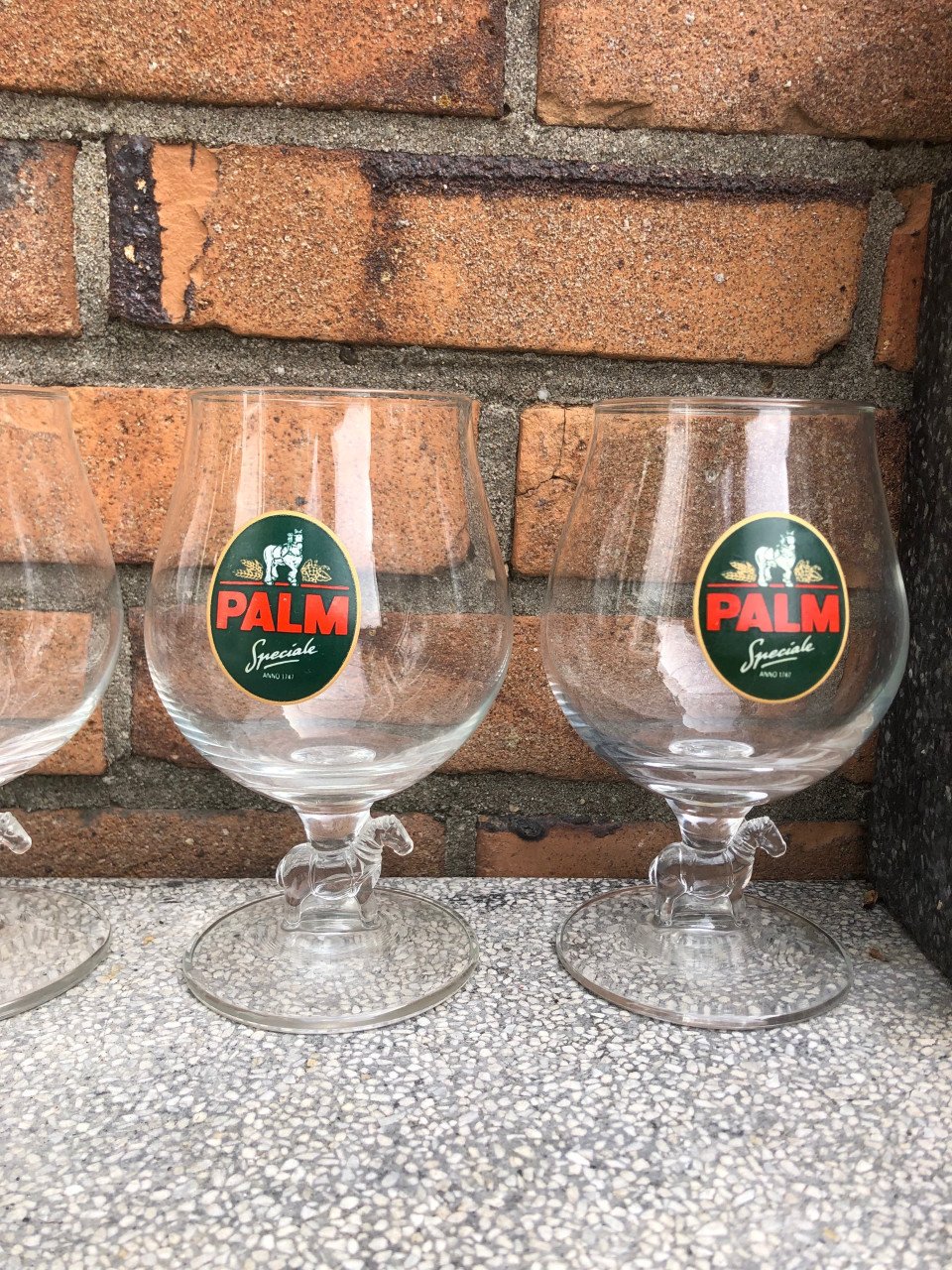 Vier Palm bierglazen met paard op de voet van het glas.