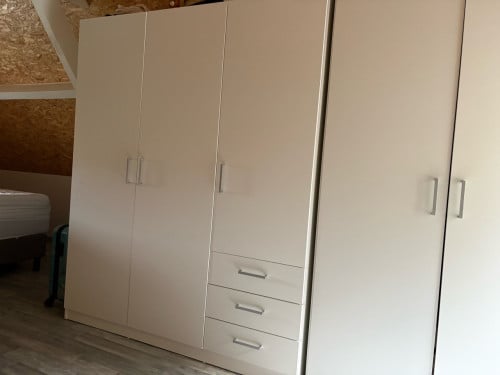 Twee witte kledingkasten