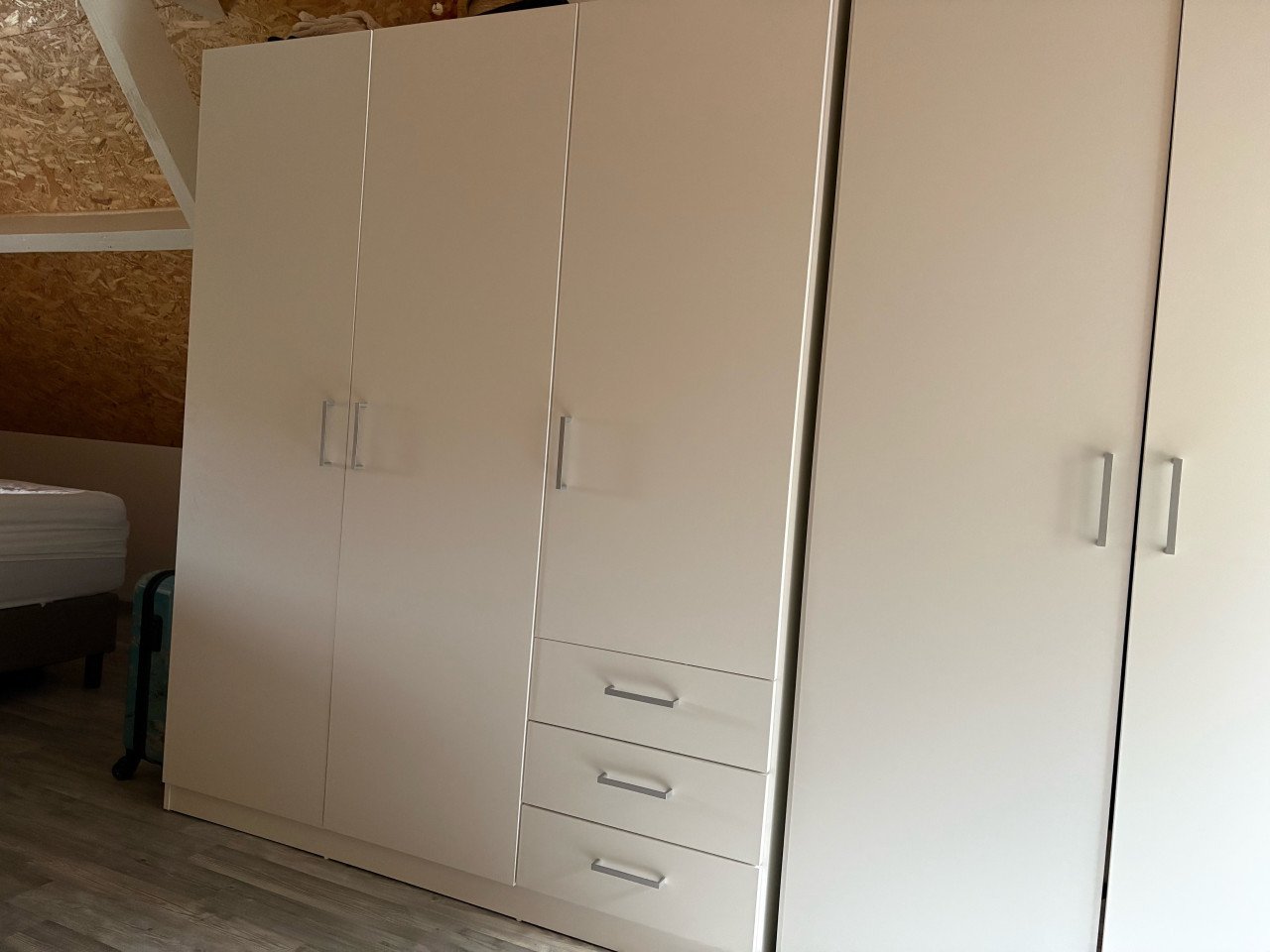 Twee witte kledingkasten