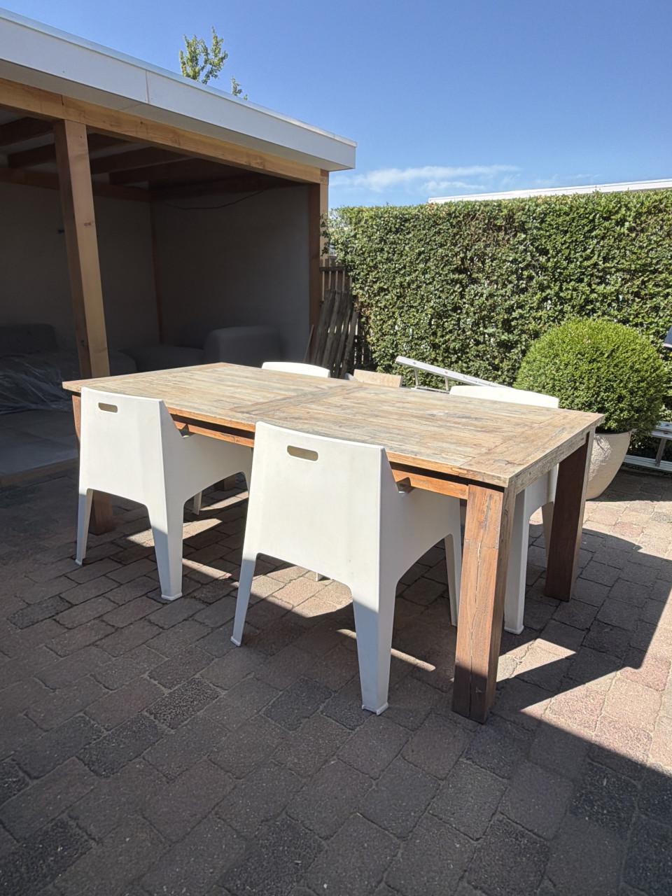 Houten tafel plus 4 kunststof stoelen