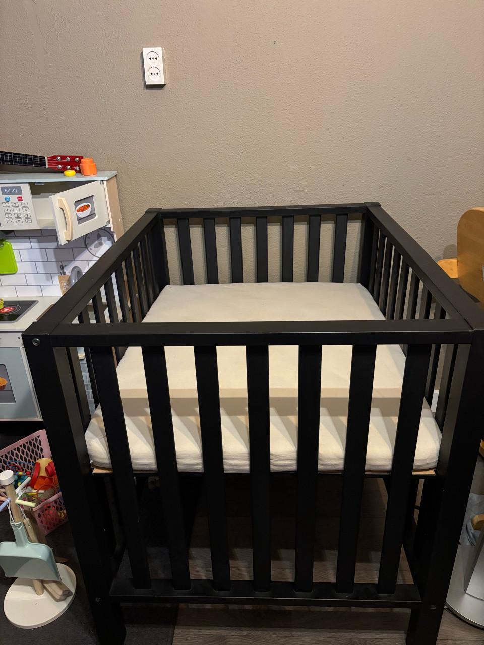 Kinderbox zwart met matras