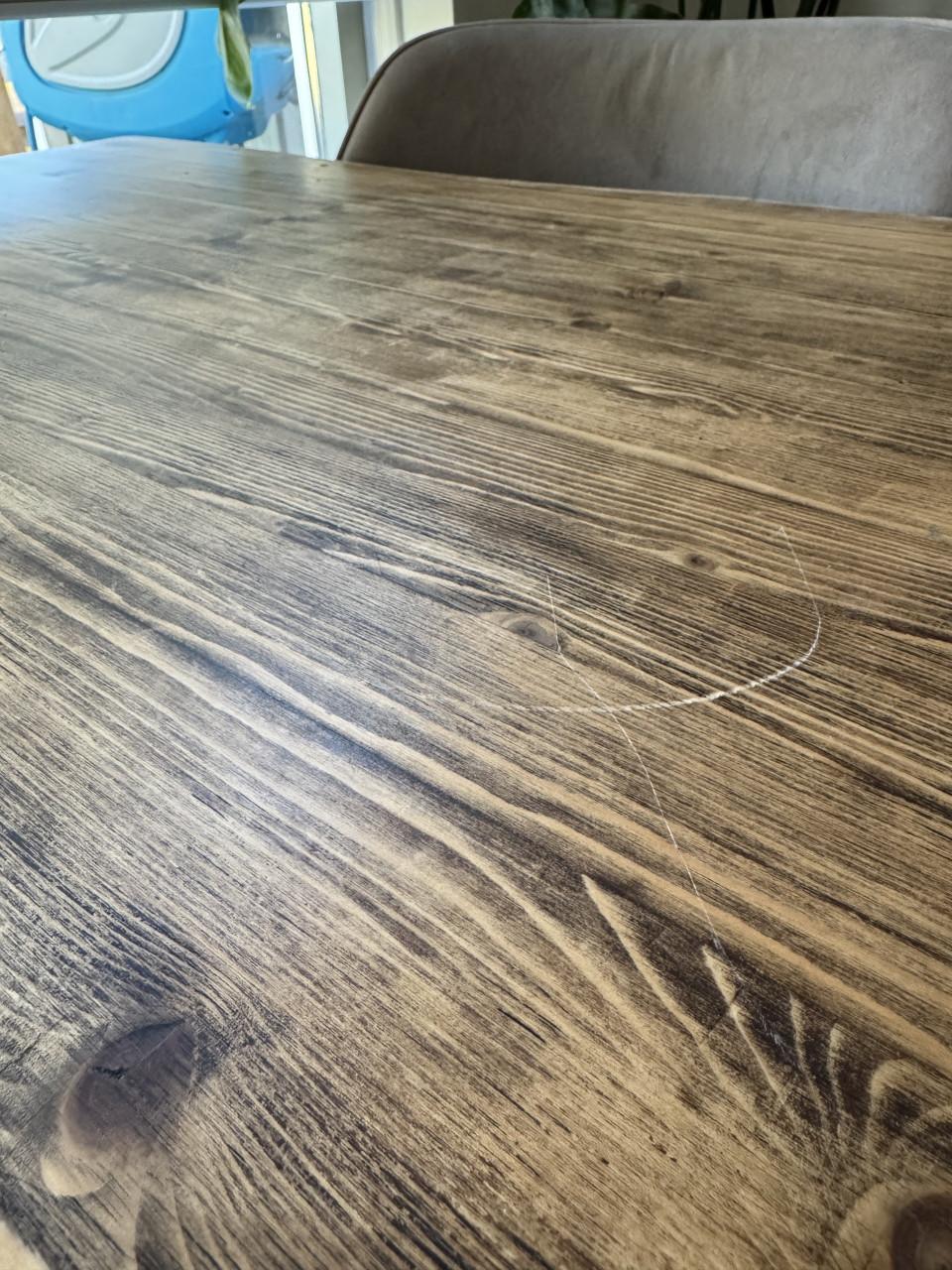 Robuuste eettafel met metalen poot