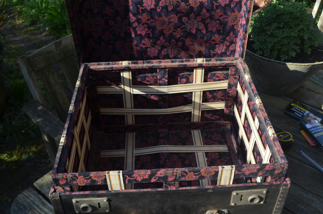 Fraaie antieke (houten?) reiskoffer met goed beslag