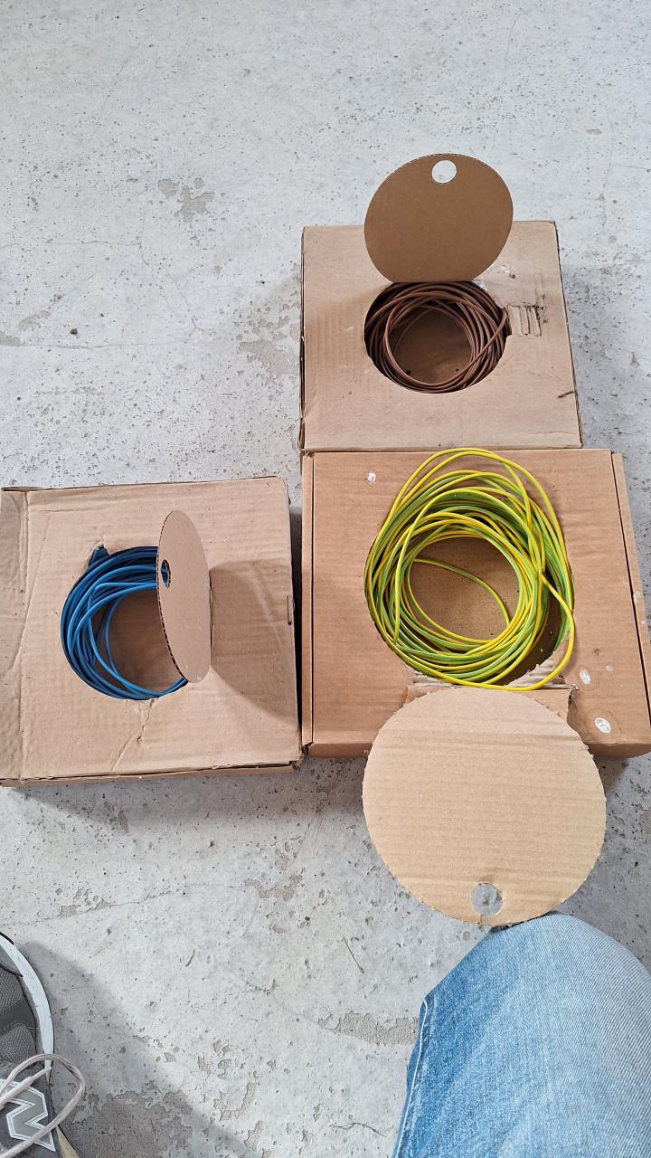 Divers electrisch voorinstallatiematriaal te koop