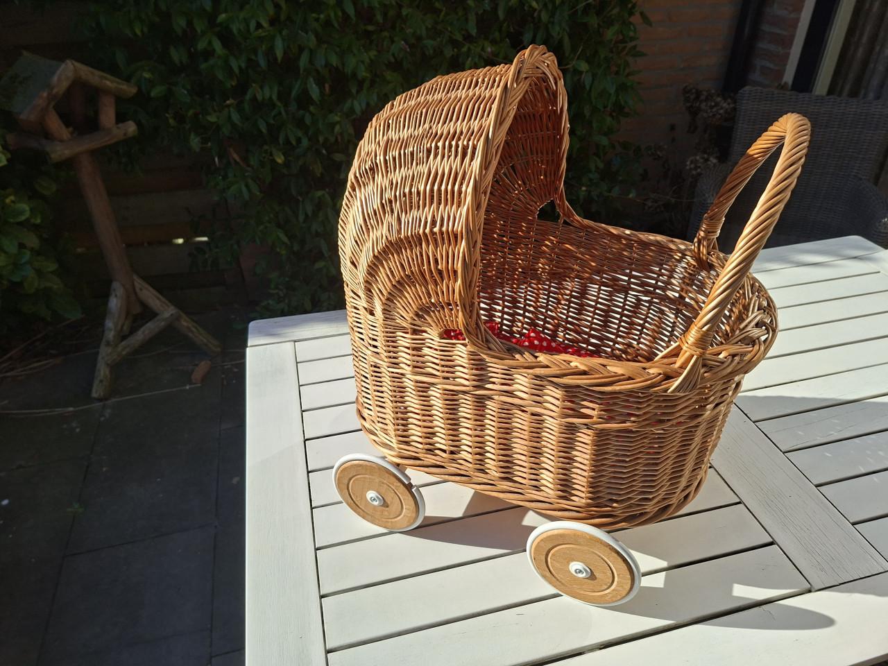 Rotan poppenwagen