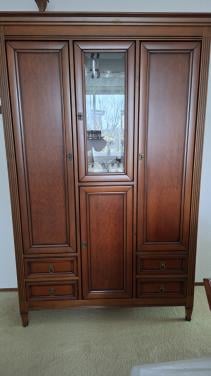 Houten  kast met deuren en glas