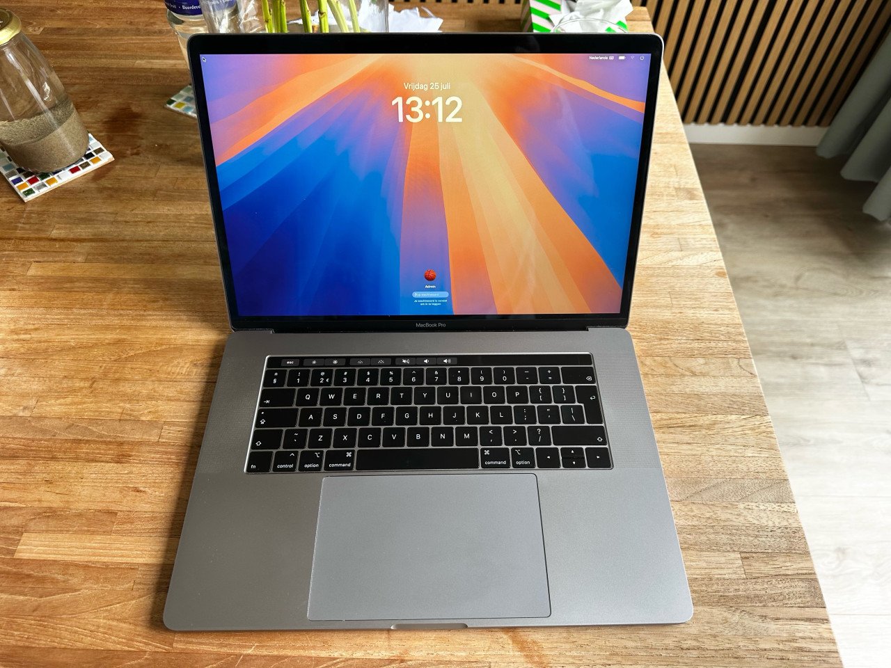 Apple MacBook Pro - 2.2ghz 6-core i7 - 16gb