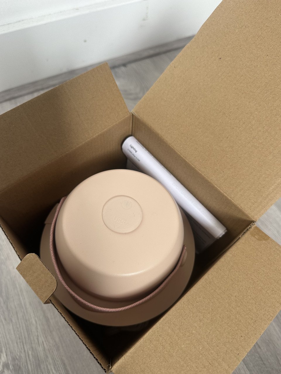 Nieuwe tafellamp puck roze
