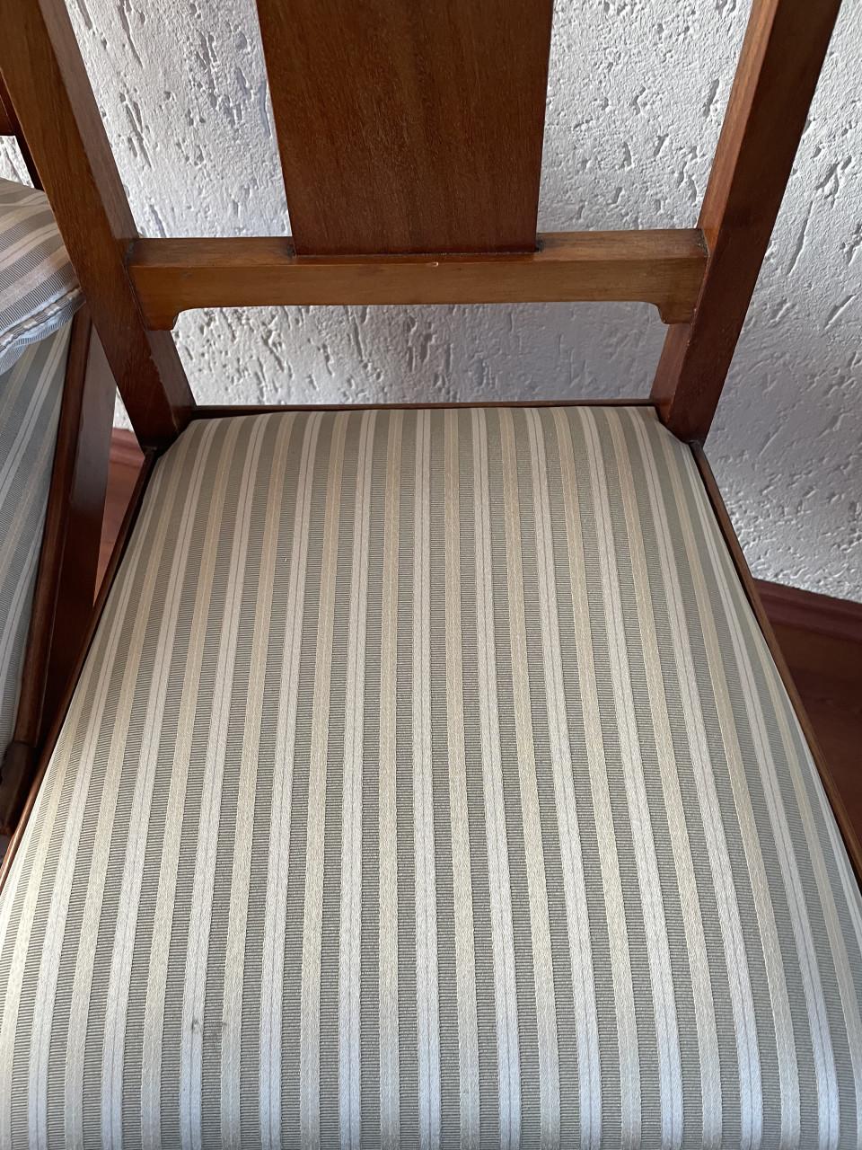 2 antieke stoelen met hout inleg in rugleuning