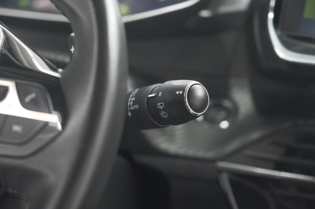 Peugeot 208 puretech 100 eat8 allure | camera | apple carplay | navigatie |