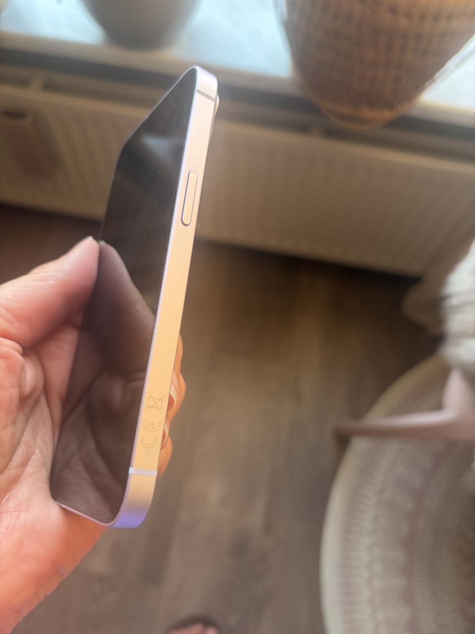 IPhone 14 lila