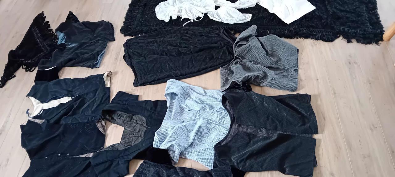 Boerinnengoed. Hemdrokken sjaal en mutsen. Arnemuids en walchers