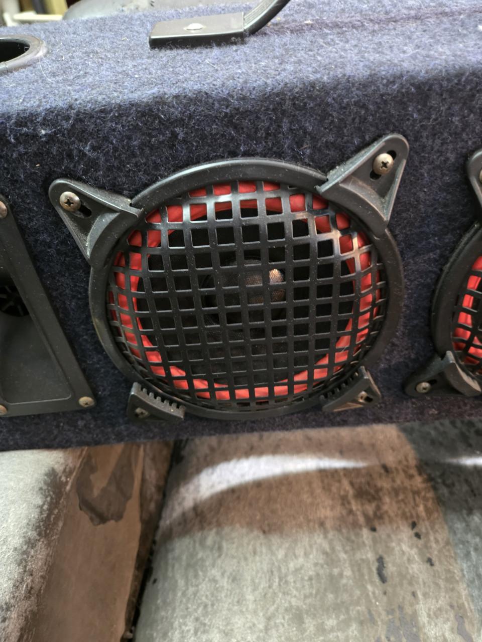 Robuuste speakerboombox met twee krachtige speakers en twee tweeters