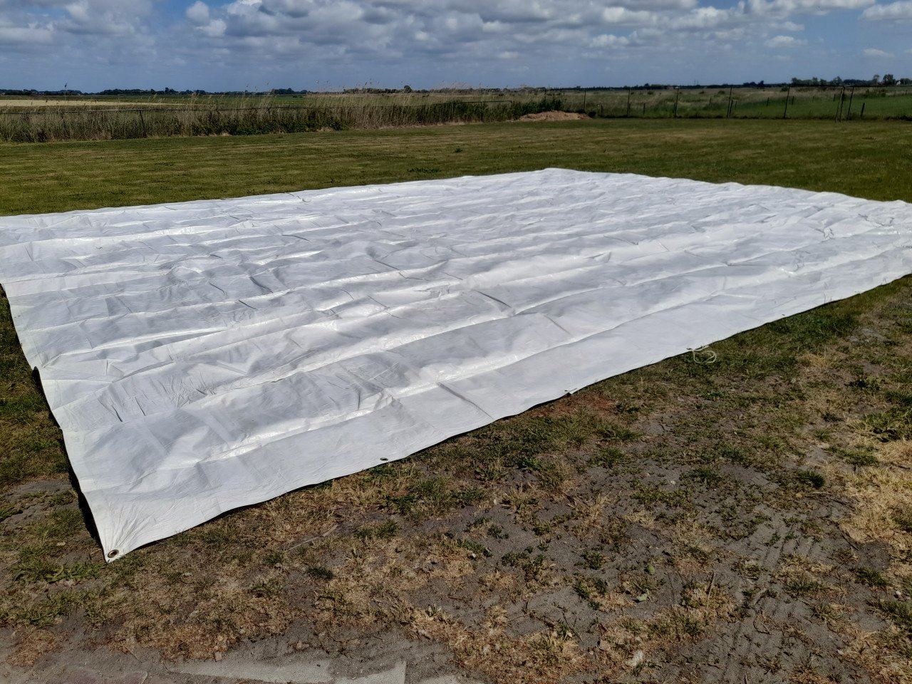 Afdekzeil  circa 7 x 9 meter  (in goede staat )