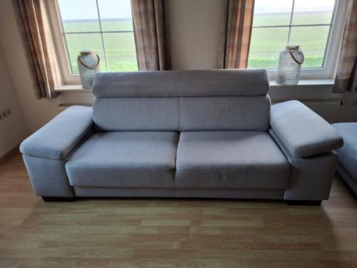 Nette 2 zitsbank met bijbehorende poef